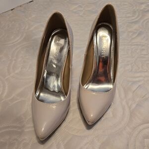 Report Women's Cream Pumps